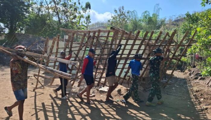 Rehab RTLH, Semangat Kebersamaan TNI bersama Warga Warnai Pembongkaran Rumah Mbah Parmi