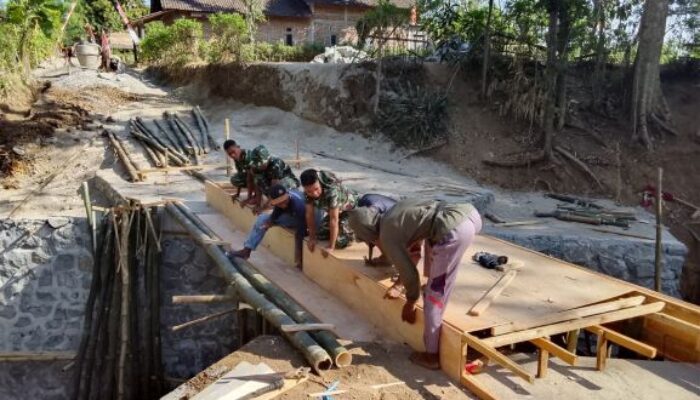 Wujudkan Harapan Warga, Satgas TMMD Kodim 0802/Ponorogo Bangun Jembatan Desa Bulu Lor