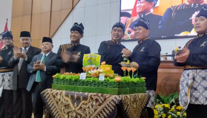 Rapat Paripurna Hari Jadi Ke-458, Ketua DPRD Kabupaten Madiun Serahkan Tumpeng kepada Bupati Madiun