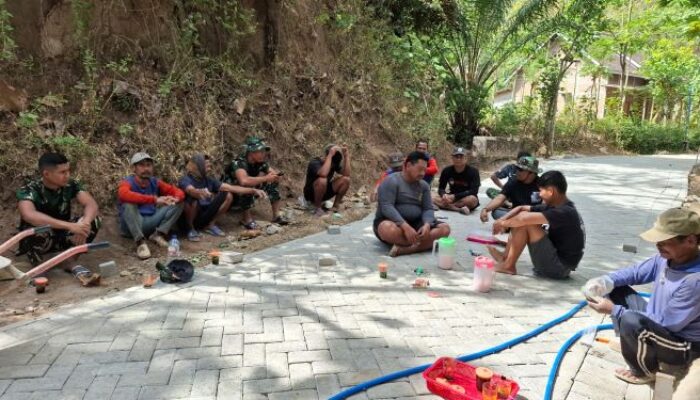 Sambangi Warganya, Kades Bulu Lor Tekankan Semangat Kebersamaan dalam TMMD 129