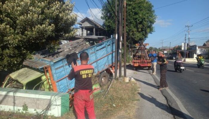 Hindari Penyeberang Misterius, Sebuah Truk Tabrak Gerobak Nasgor dan Nyungsep ke Sungai di Ponorogo