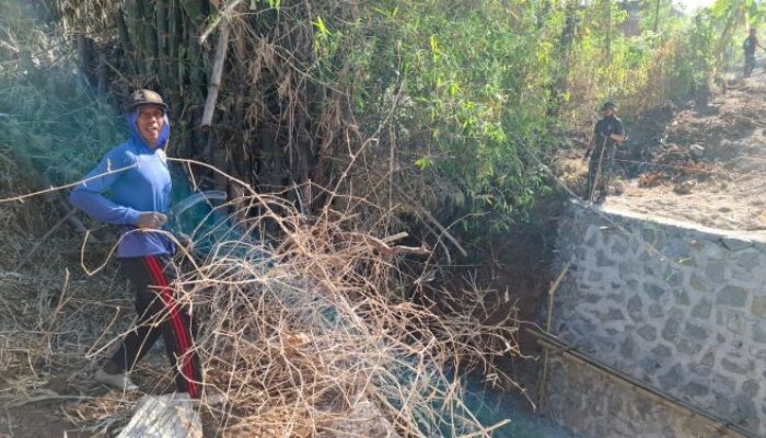 Salut, Seorang Petani di Ponorogo Sempatkan Diri Terlibat TMMD 129