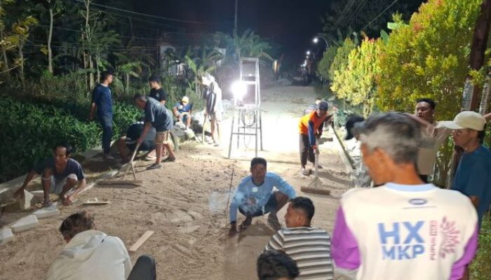 Terus Dikebut, Pembangunan Paving Jalan Poros Desa Dikerjakan Malam Hari