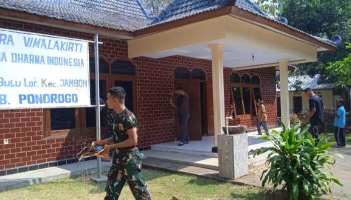 Potret Indah Toleransi, Satgas TMMD Ke-129 Bersihkan Masjid dan Vihara Sekaligus di Ponorogo