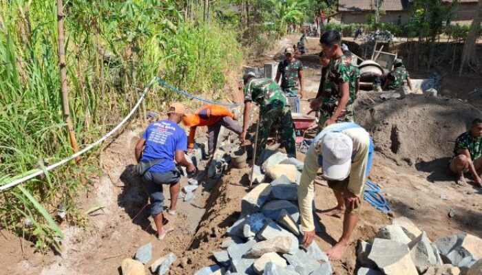 Jembatan Selesai Dicor, Kini Giliran Talud Jalan Dikebut di TMMD Bulu Lor
