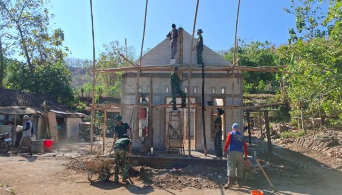 Personel Terbatas, Semangat Tak Terbatas Satgas TMMD Kebut Pasang Gewel Rumah Parmi