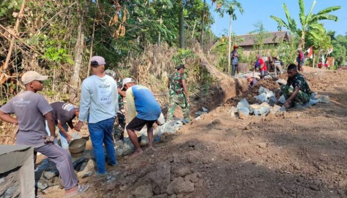 Antisipasi Genangan, Satgas TMMD Ke-129 Kebut Bangun Selokan Jembatan Bibis