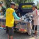Raga Tua Semangat Muda, Tiga Kakek Bulu Lor Kompak Bantu Satgas TMMD Pasang Paving