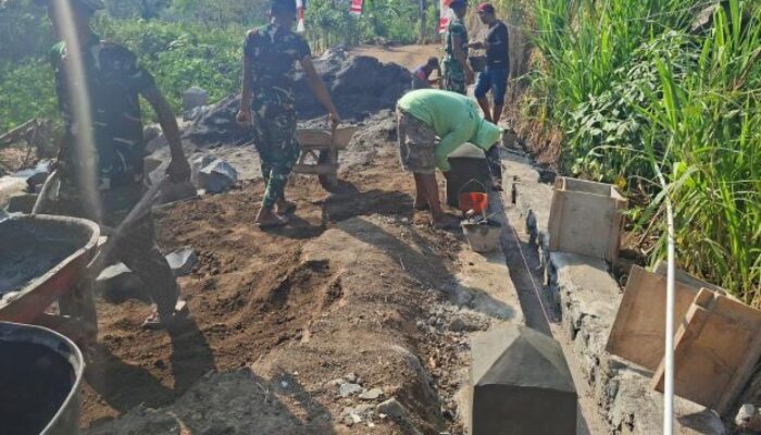 Sengkuyung Bareng Warga, Satgas TMMD 129 Ponorogo Kebut Finishing Talud Sasaran Satu