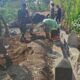 Sengkuyung Bareng Warga, Satgas TMMD 129 Ponorogo Kebut Finishing Talud Sasaran Satu