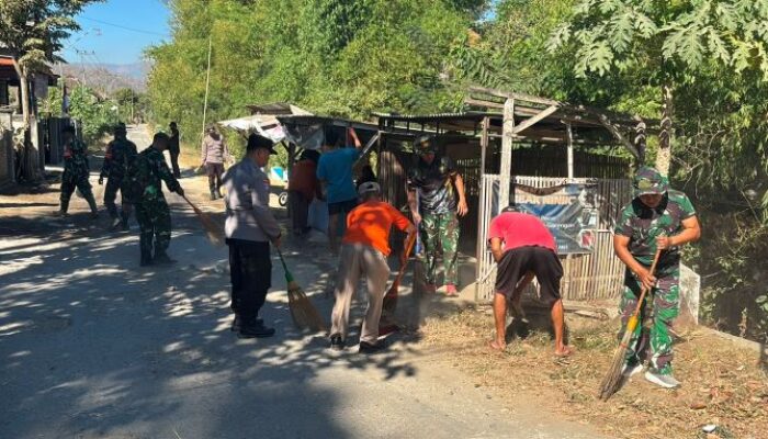 Karya Bakti TMMD ke-129, TNI – Polri dan Warga Bulu Lor Bersihkan Pasar