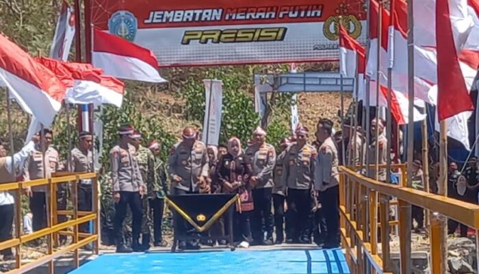 Kapolda Jatim Resmikan Jembatan Merah Putih Presisi di Ponorogo, Akses Warga Kembali  Normal