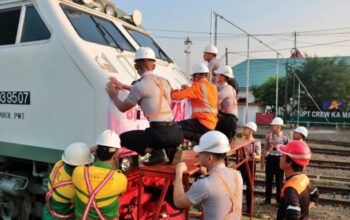 Semarakkan HUT ke-81 RI, Daop 7 Madiun dan Rail Fans Hias Lokomotif KA Manja Bernuansa Merah Putih