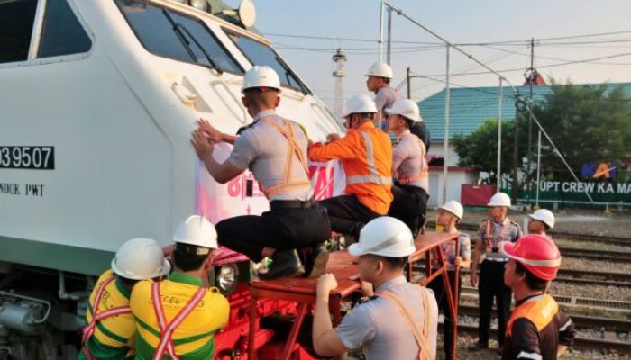 Semarakkan HUT ke-81 RI, Daop 7 Madiun dan Rail Fans Hias Lokomotif KA Manja Bernuansa Merah Putih