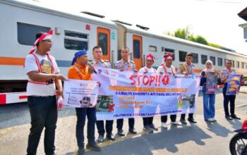Gandeng Railfans dan PPI, KAI Daop 7 Madiun Kampanyekan Keselamatan di Perlintasan Sebidang