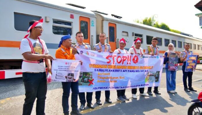 Gandeng Railfans dan PPI, KAI Daop 7 Madiun Kampanyekan Keselamatan di Perlintasan Sebidang