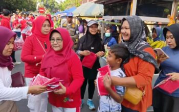 Di Tengah Kerumunan Car Free Day, Bupati Magetan Bagikan Bendera Merah Putih