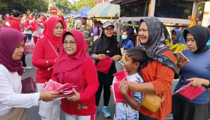 Di Tengah Kerumunan Car Free Day, Bupati Magetan Bagikan Bendera Merah Putih