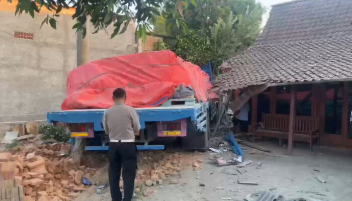 Truk Tronton Tabrak 2 Rumah Usai Kecelakaan Dengan Motor, 1 Orang Tewas